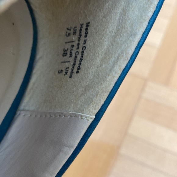 Dark teal heals, with zipper in the back. worn once. Size 7.5 (38) - Picture 3 of 3